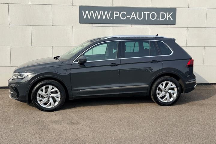 Grå VW Tiguan fra 2021