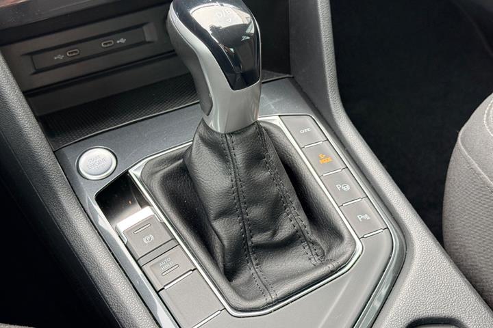 Grå VW Tiguan fra 2021