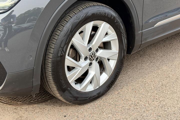Grå VW Tiguan fra 2021