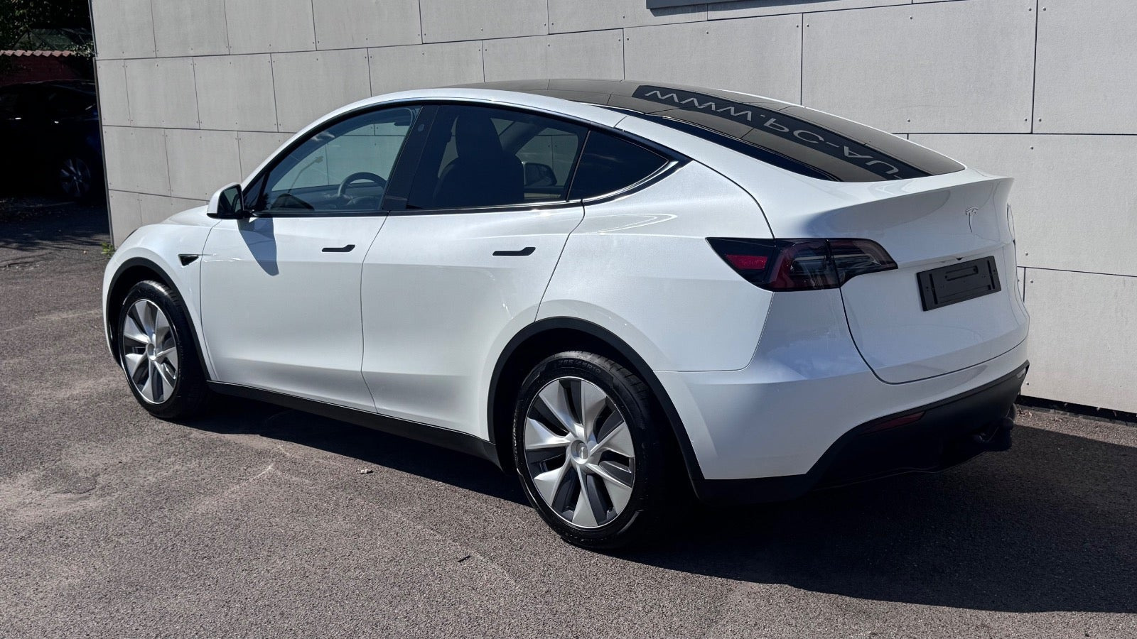 Hvid Tesla Model Y fra 2024