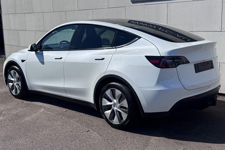 Hvid Tesla Model Y fra 2024