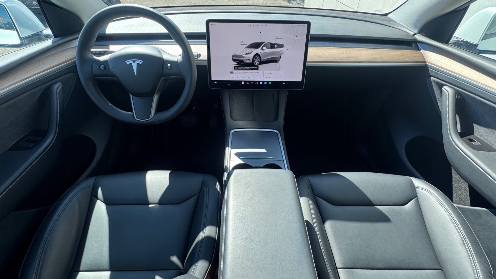 Hvid Tesla Model Y fra 2024