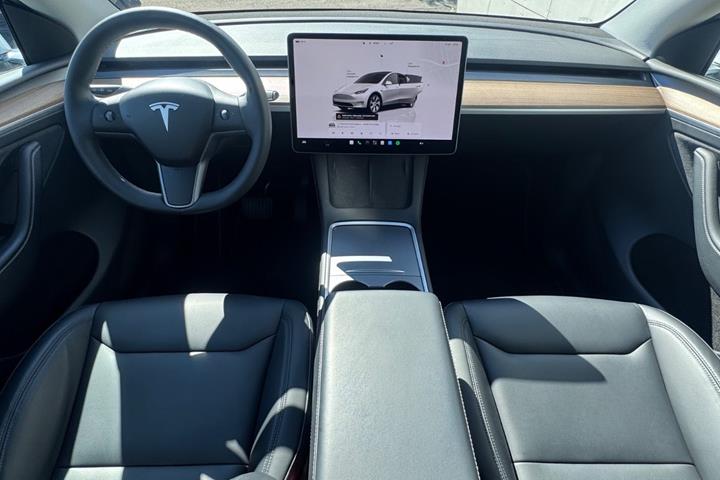 Hvid Tesla Model Y fra 2024