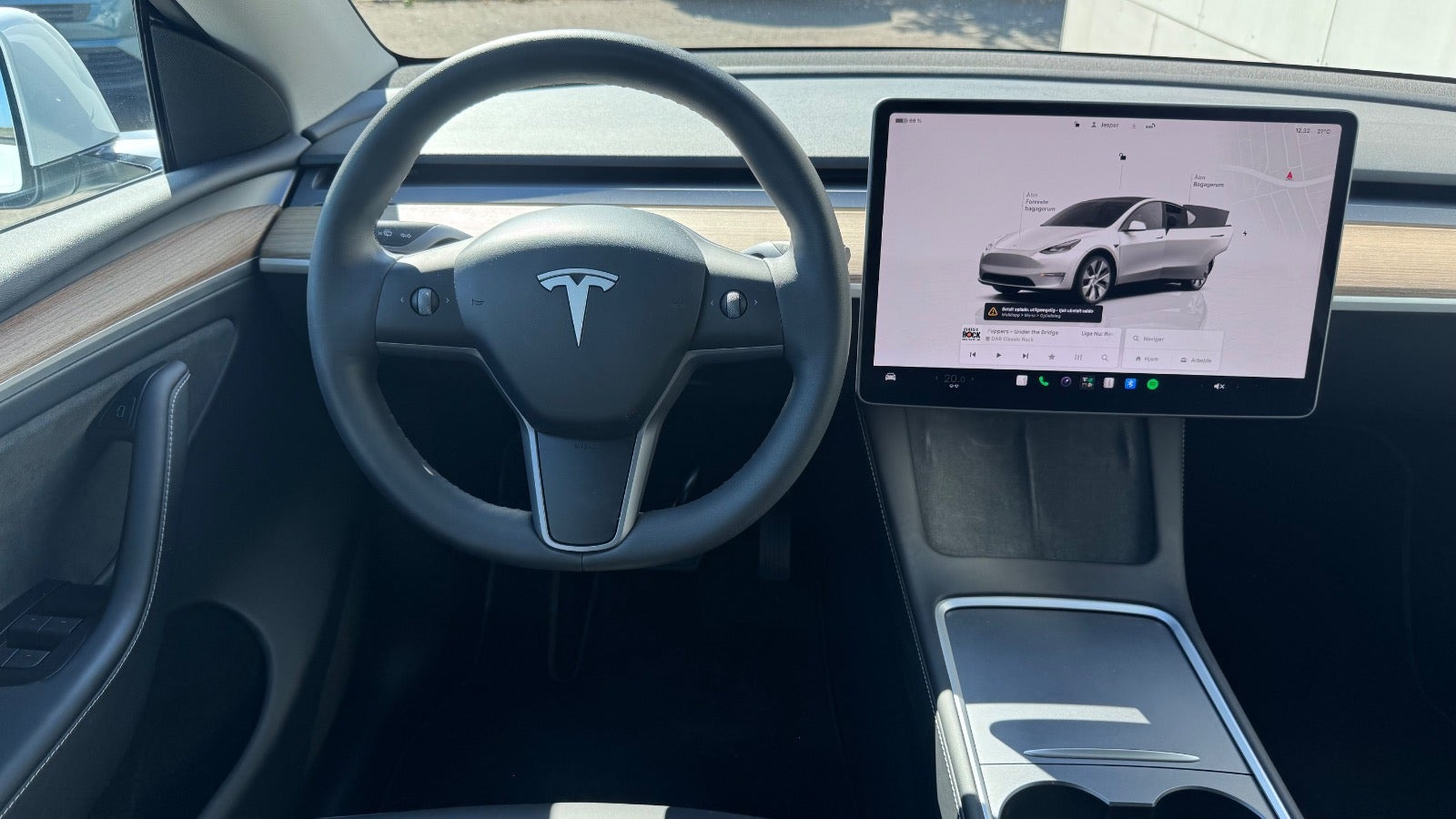 Hvid Tesla Model Y fra 2024