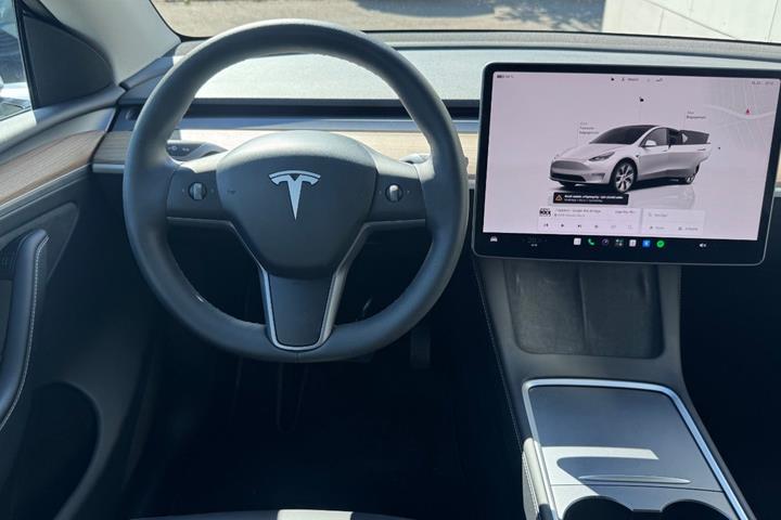 Hvid Tesla Model Y fra 2024
