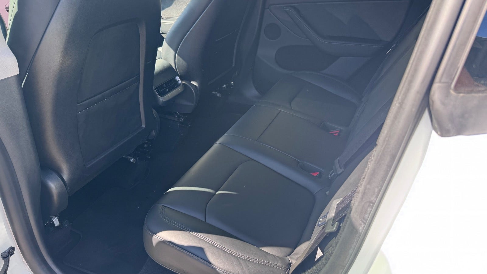 Hvid Tesla Model Y fra 2024