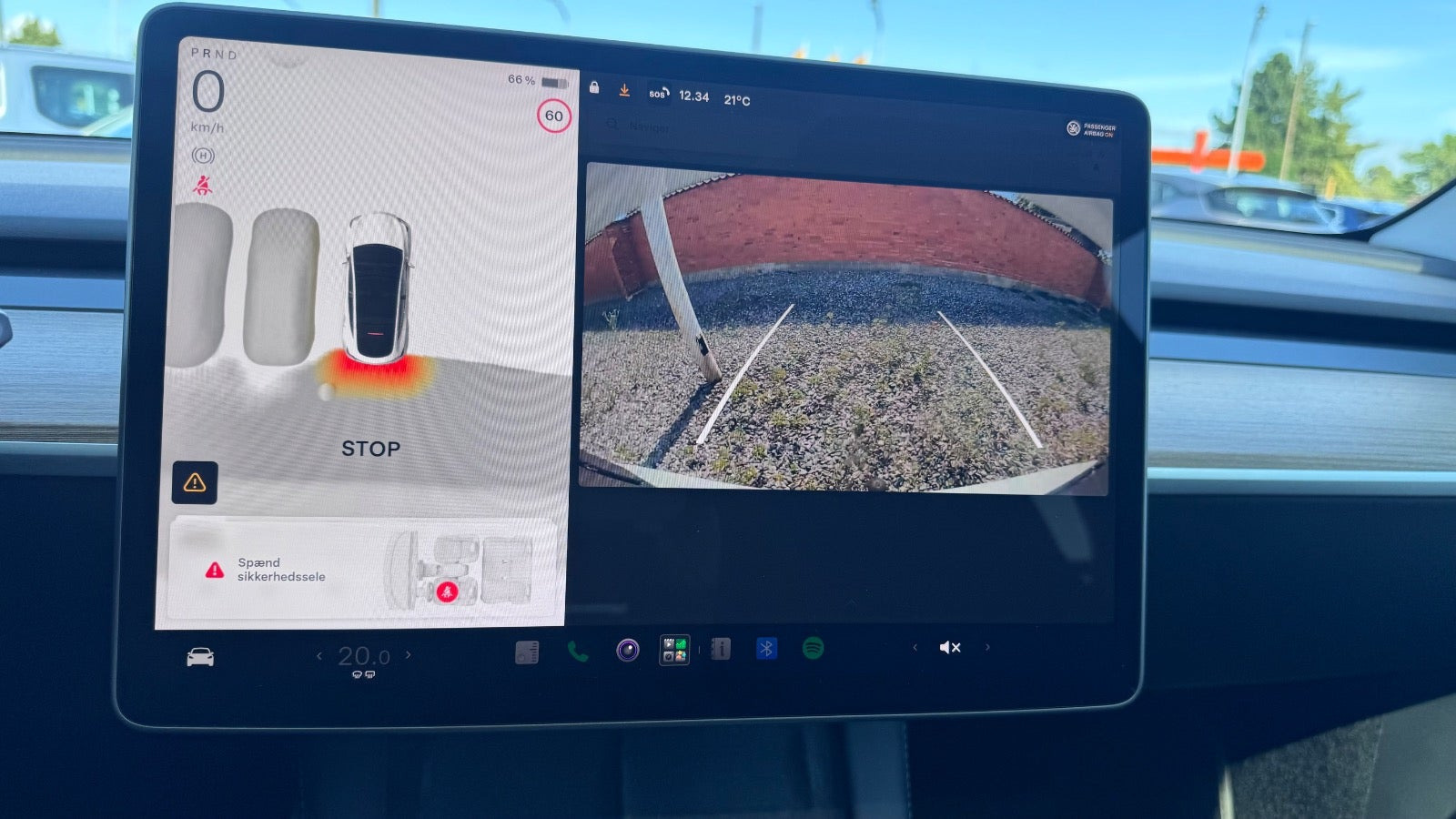 Hvid Tesla Model Y fra 2024