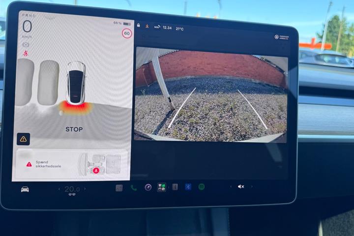 Hvid Tesla Model Y fra 2024