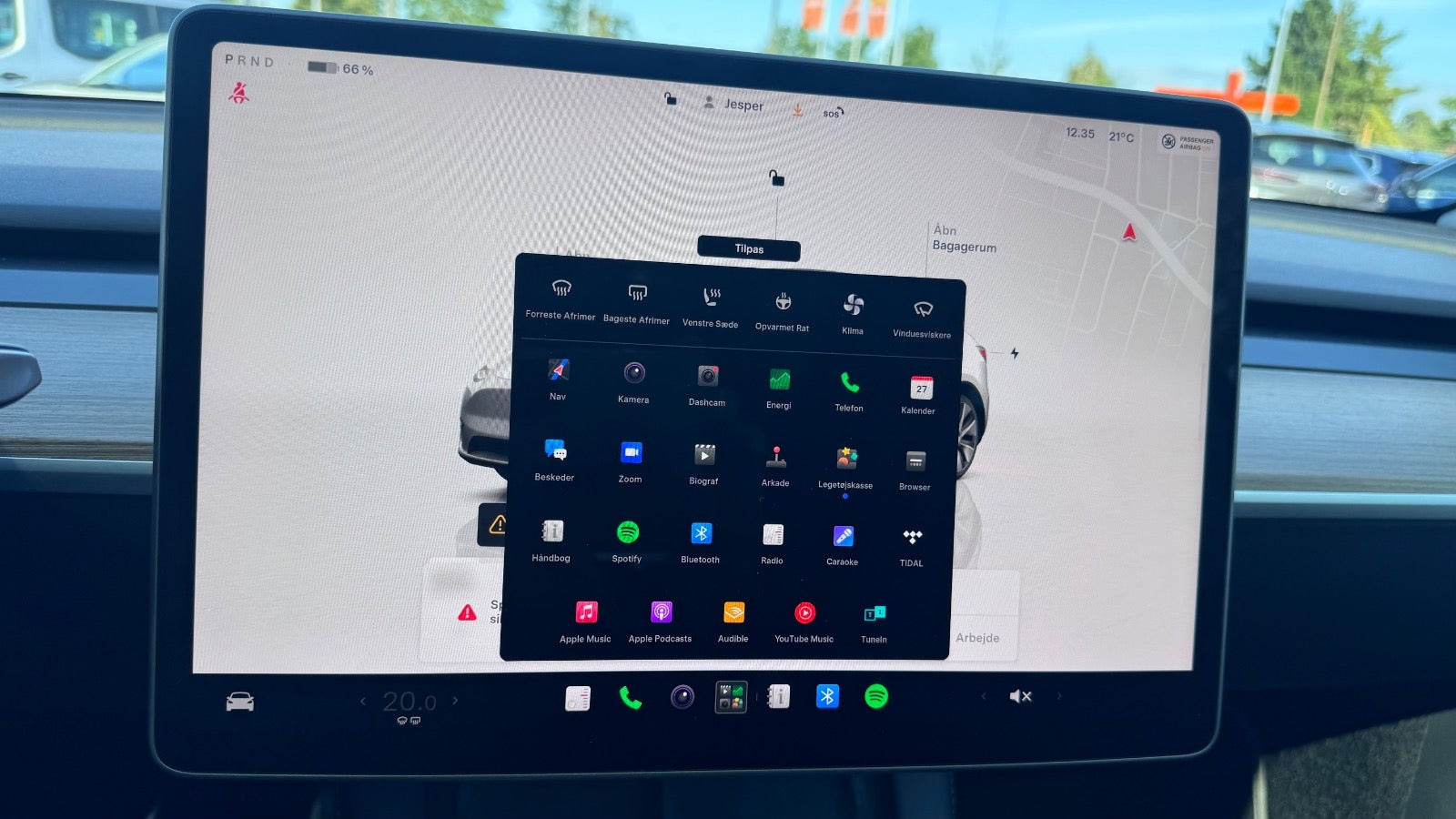 Hvid Tesla Model Y fra 2024