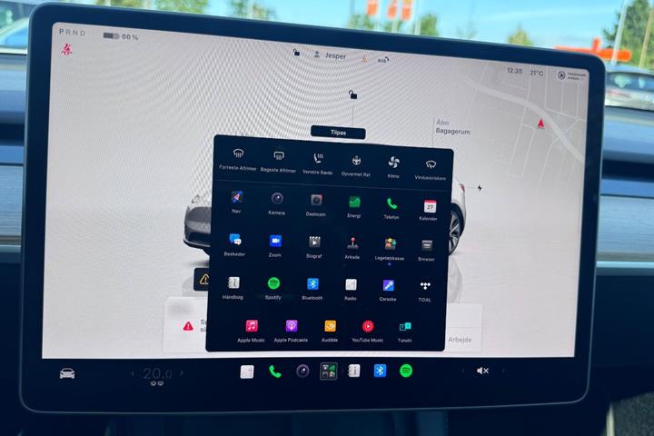 Hvid Tesla Model Y fra 2024