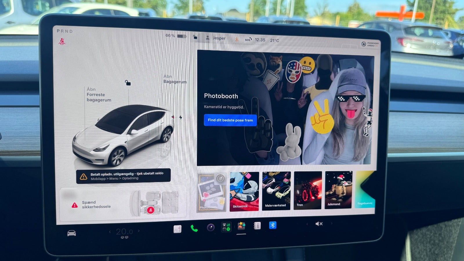 Hvid Tesla Model Y fra 2024