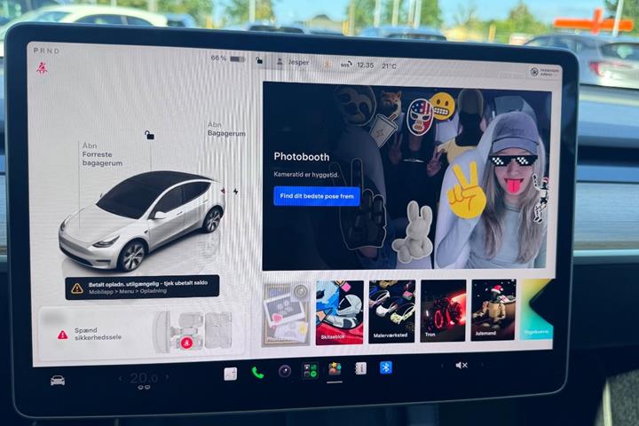 Hvid Tesla Model Y fra 2024
