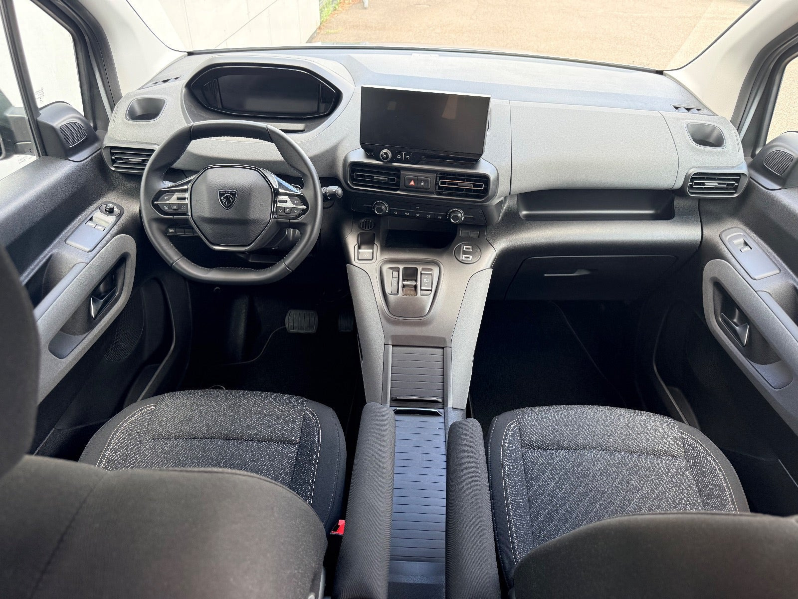 Grå Peugeot e-Rifter fra 2025