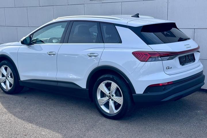 Hvid Audi Q4 e-tron fra 2023