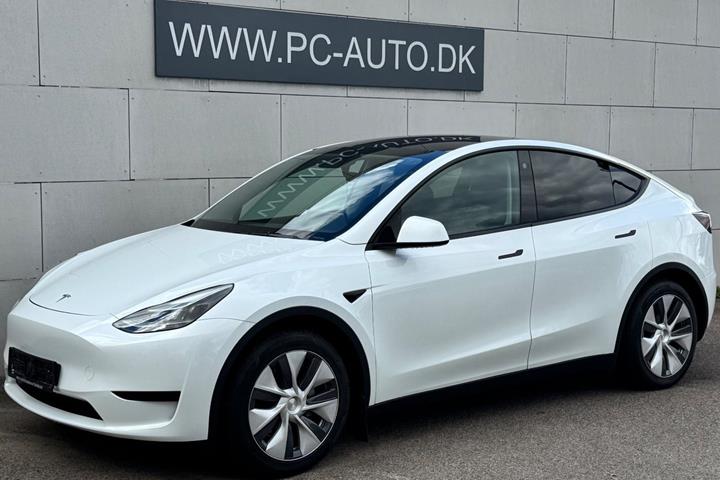 Hvid Tesla Model Y fra 2024