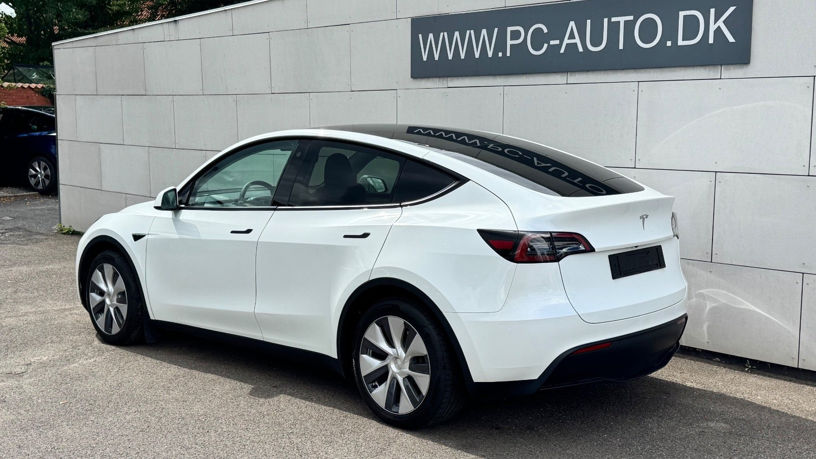 Hvid Tesla Model Y fra 2024
