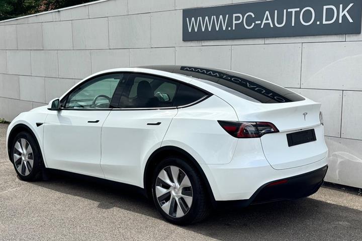 Hvid Tesla Model Y fra 2024