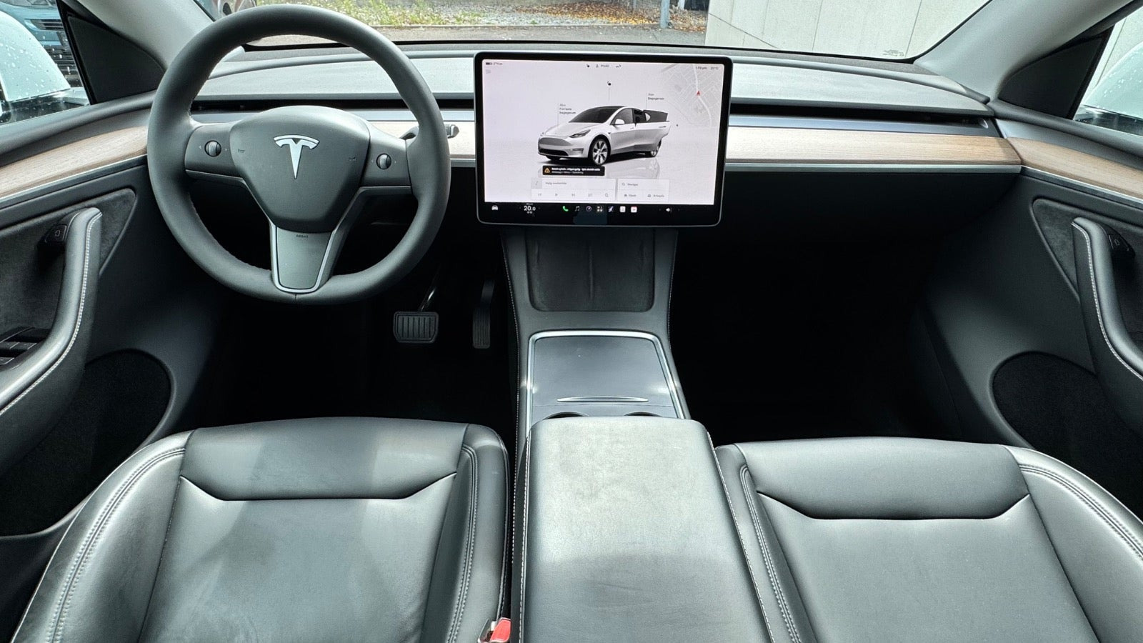 Hvid Tesla Model Y fra 2024