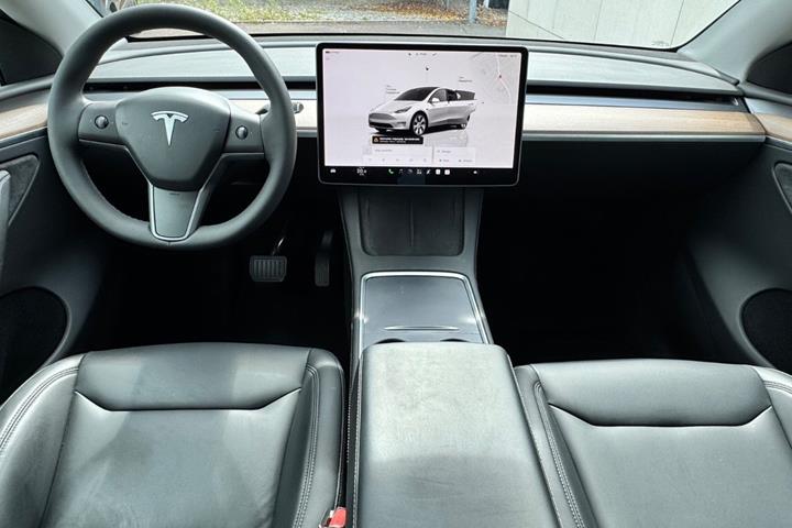 Hvid Tesla Model Y fra 2024