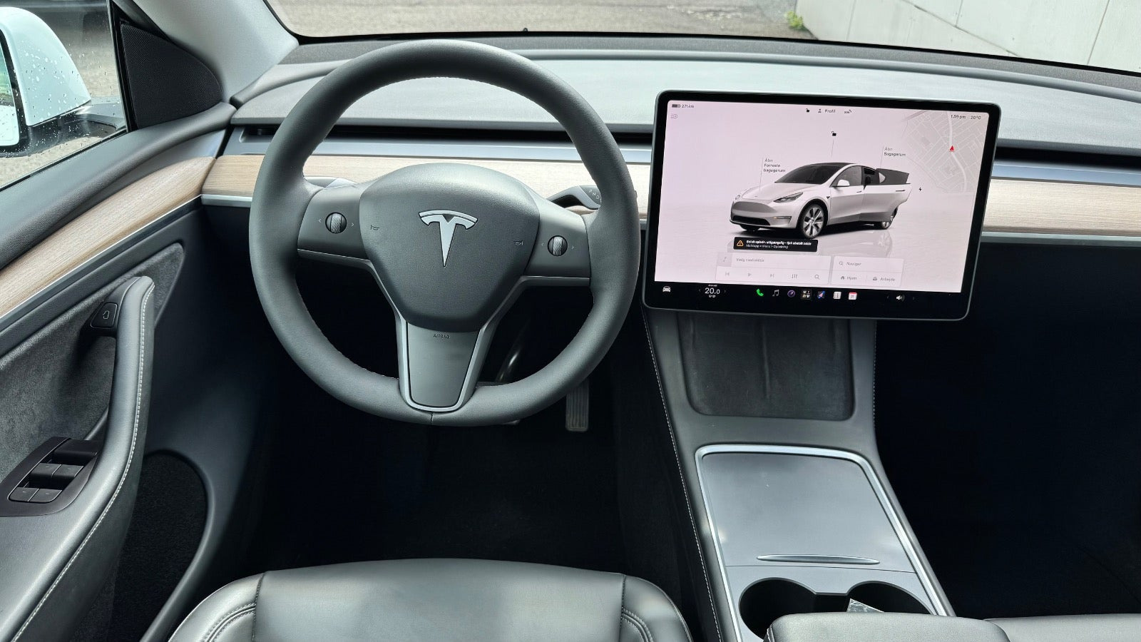 Hvid Tesla Model Y fra 2024