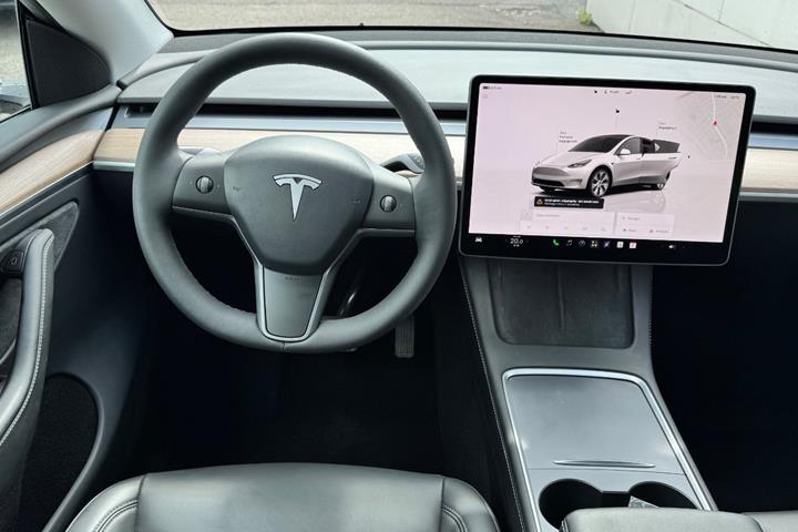 Hvid Tesla Model Y fra 2024