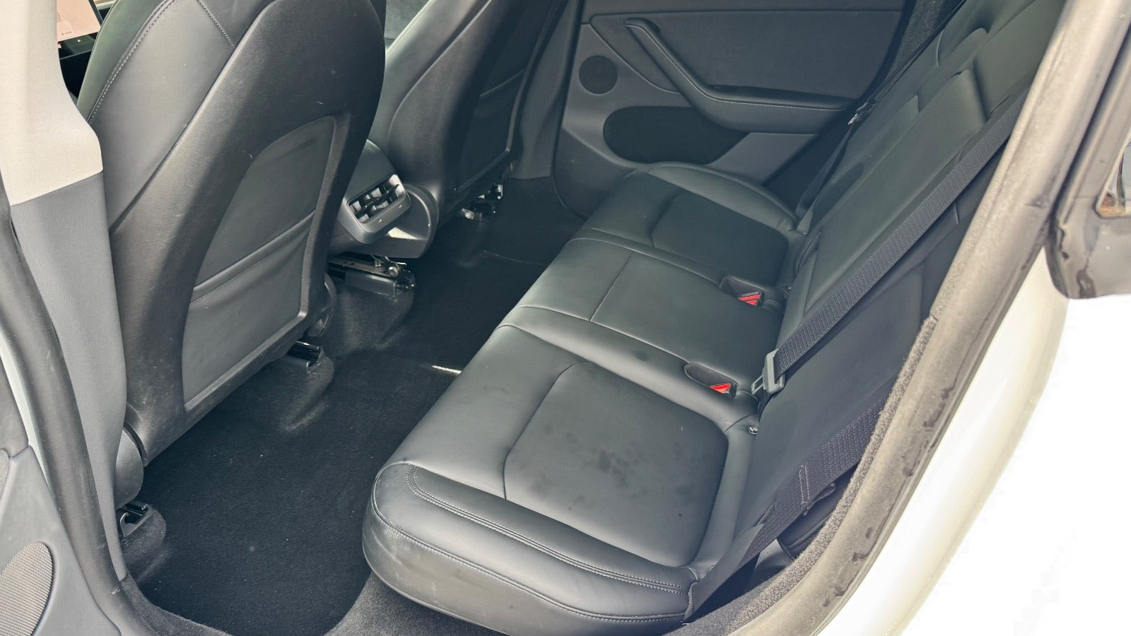 Hvid Tesla Model Y fra 2024