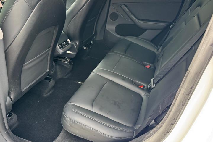 Hvid Tesla Model Y fra 2024