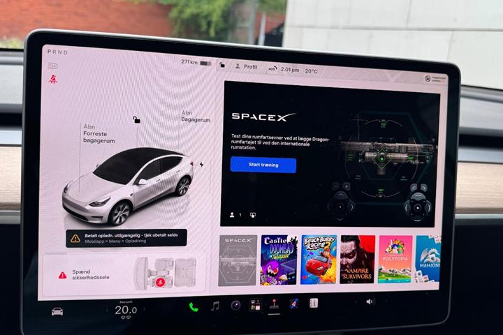 Hvid Tesla Model Y fra 2024