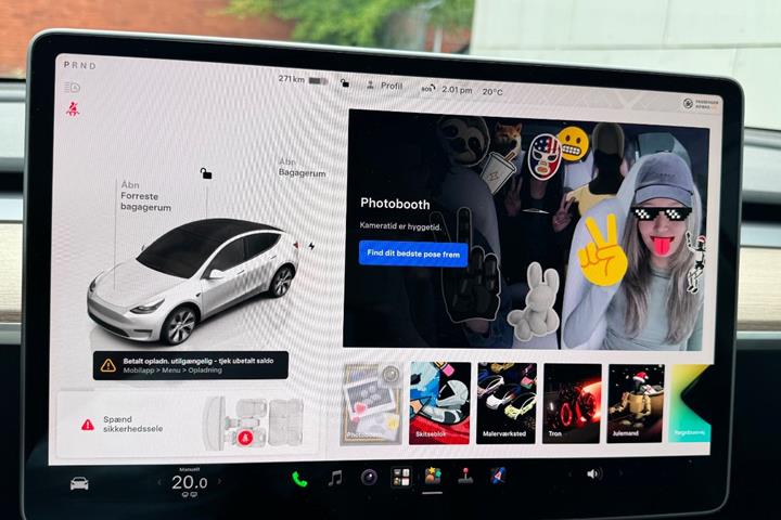 Hvid Tesla Model Y fra 2024