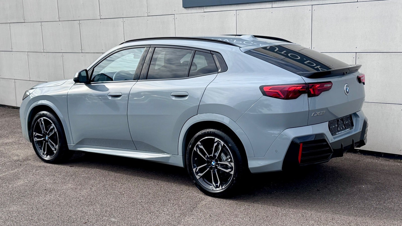 Grå BMW iX2 fra 2026