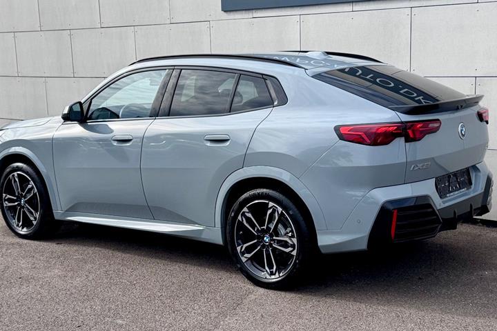 Grå BMW iX2 fra 2026