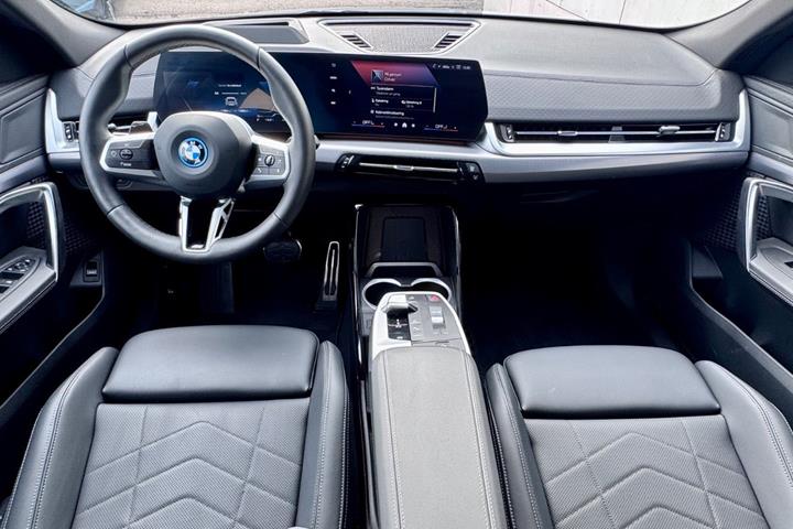 Grå BMW iX2 fra 2026