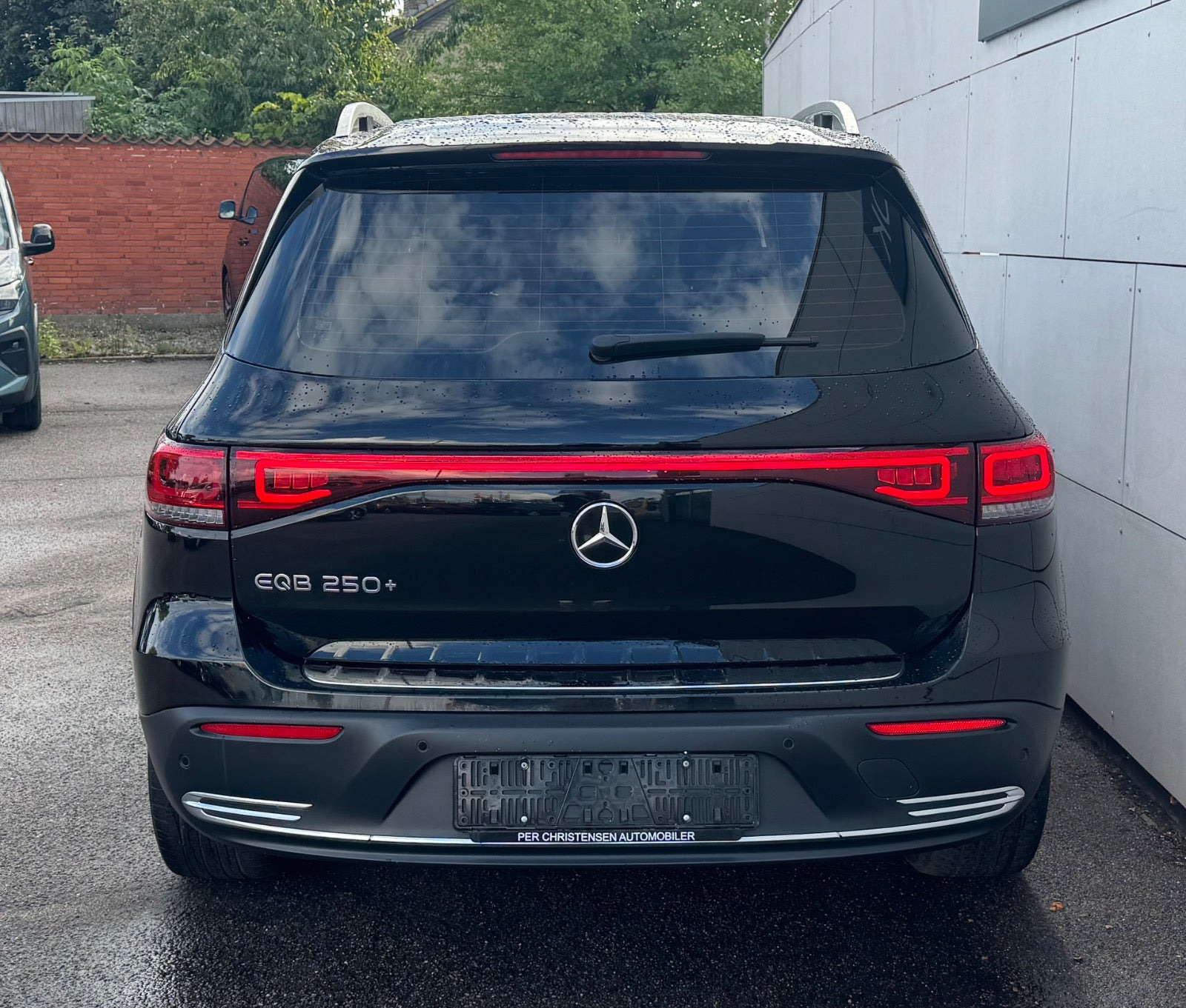Sort Mercedes EQB250+ fra 2024