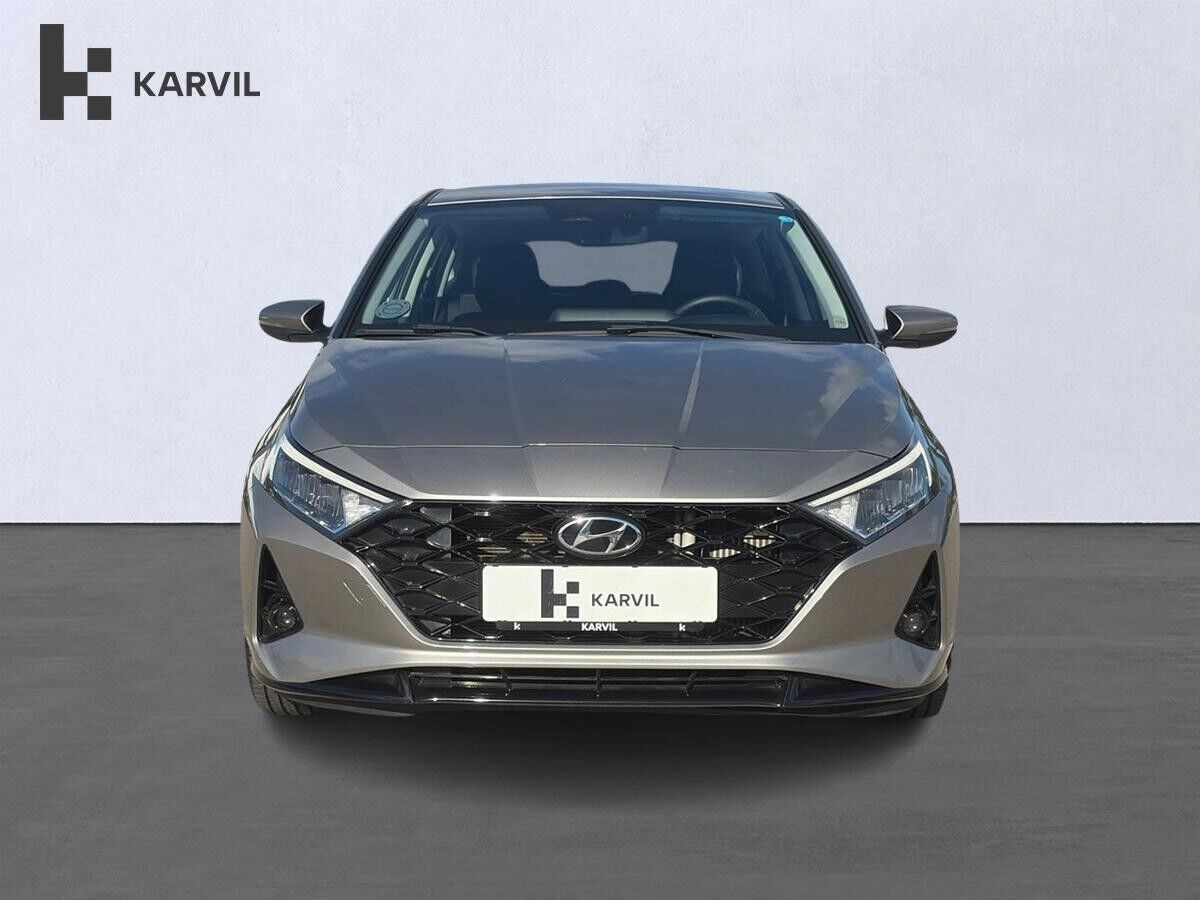 Grå Hyundai i20 fra 2021