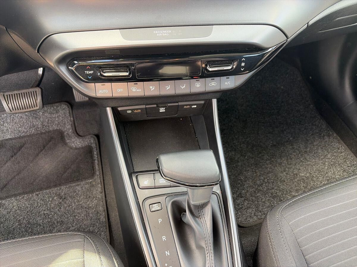 Grå Hyundai i20 fra 2021