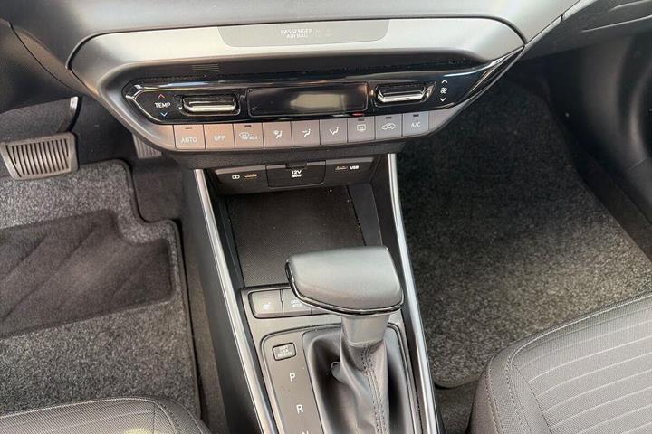 Grå Hyundai i20 fra 2021