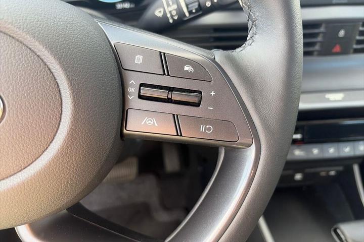 Grå Hyundai i20 fra 2021