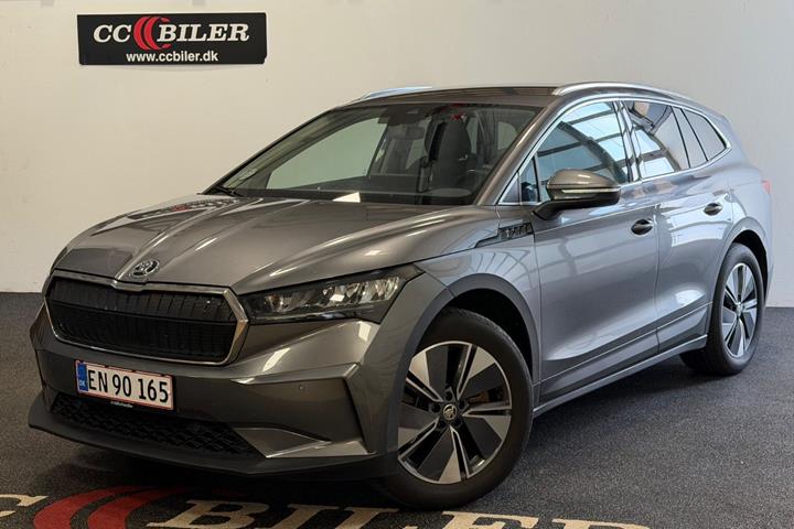 Grå Skoda Enyaq fra 2024 set udefra