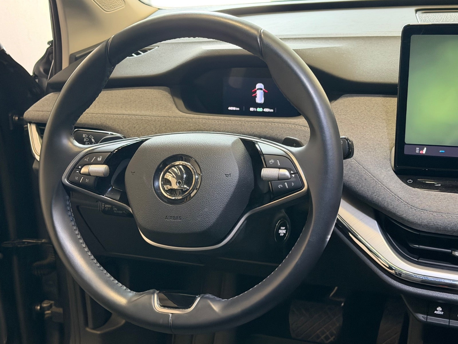 Grå Skoda Enyaq fra 2024