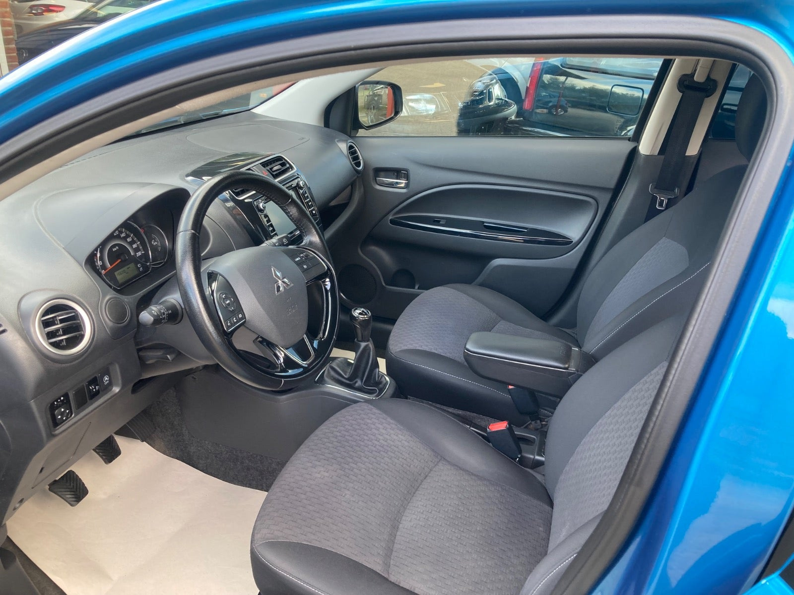 Blå Mitsubishi Space Star fra 2018