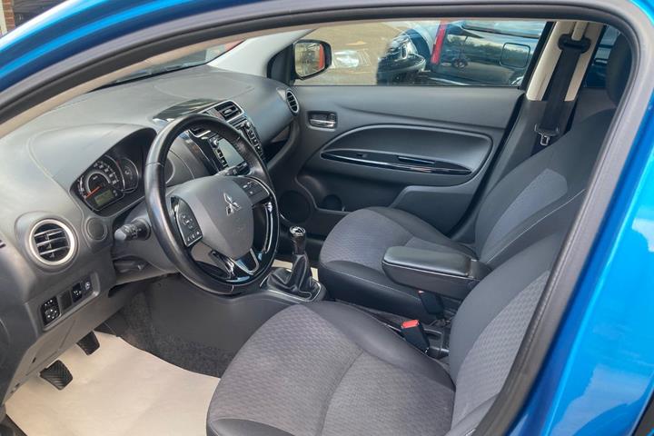 Blå Mitsubishi Space Star fra 2018