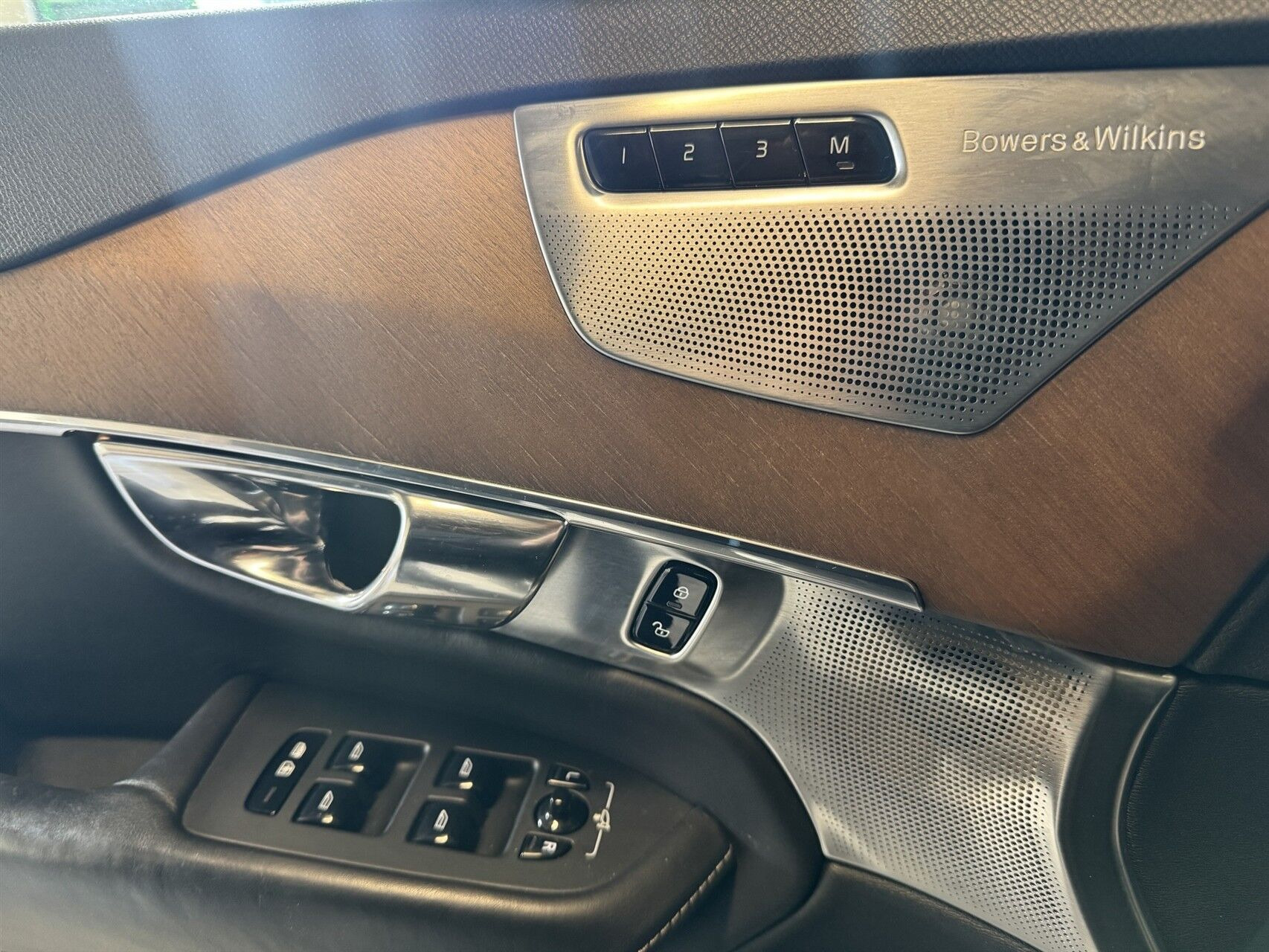 Sort Volvo XC90 fra 2015