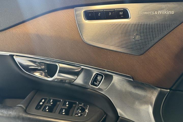 Sort Volvo XC90 fra 2015