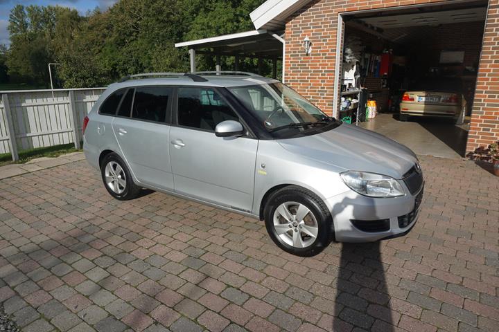 Sølv Skoda Fabia fra 2014 set udefra