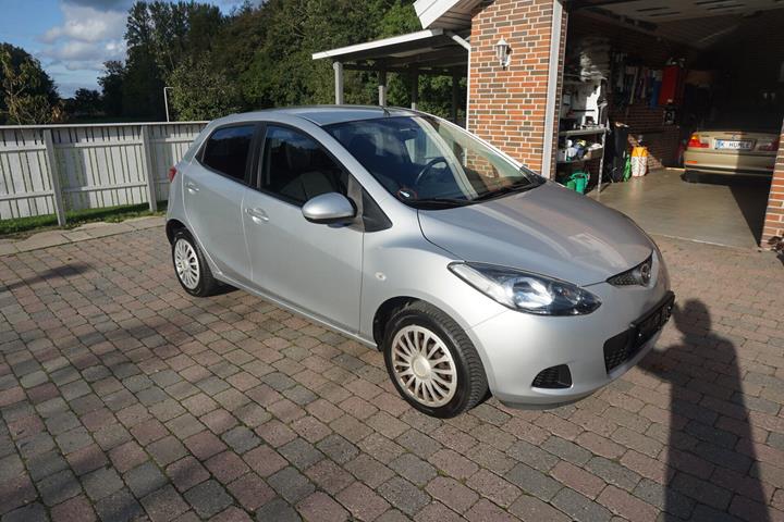 Sølv Mazda 2 fra 2009 set udefra