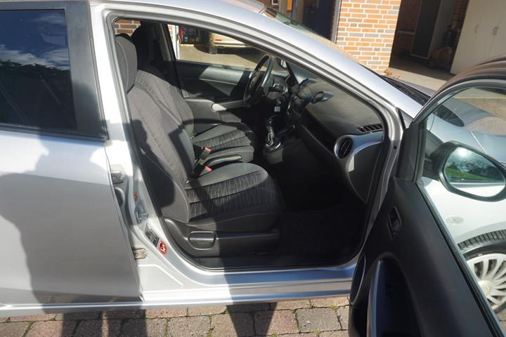 Sølv Mazda 2 fra 2009