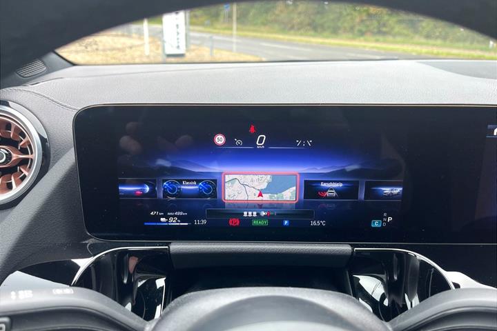 Blå Mercedes EQA250+ fra 2025