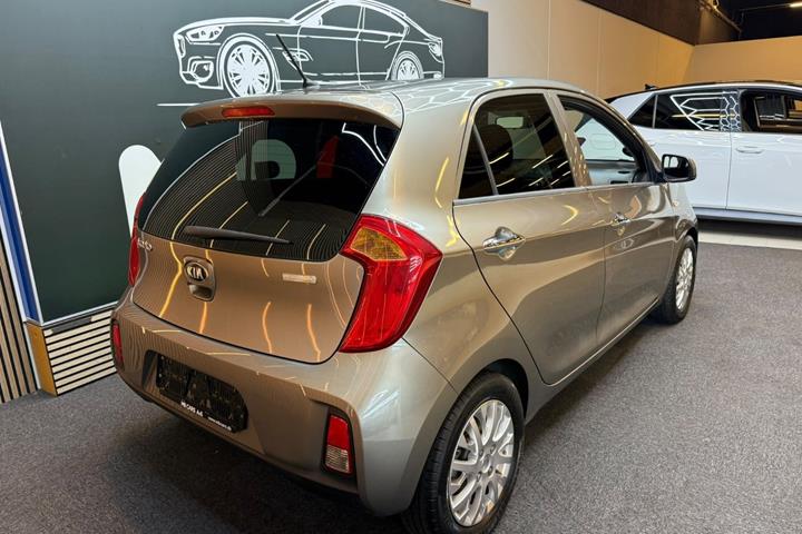 Orange Kia Picanto fra 2016