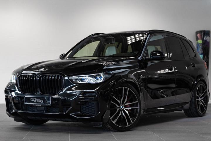 Sort BMW X5 fra 2022 set udefra