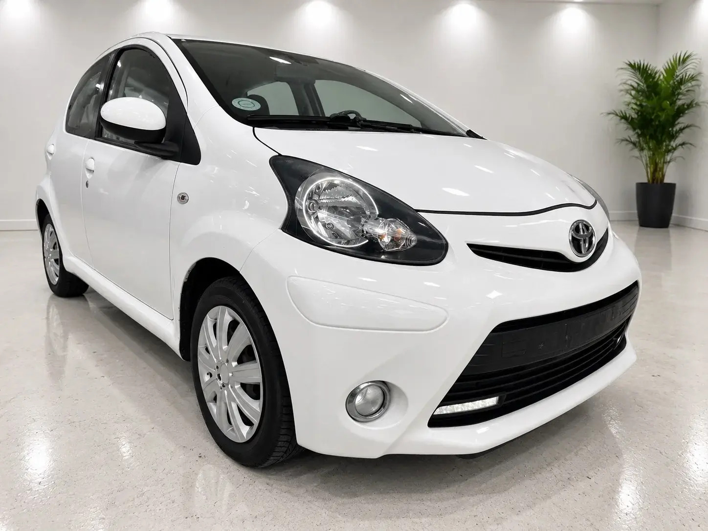 Hvid Toyota Aygo fra 2013
